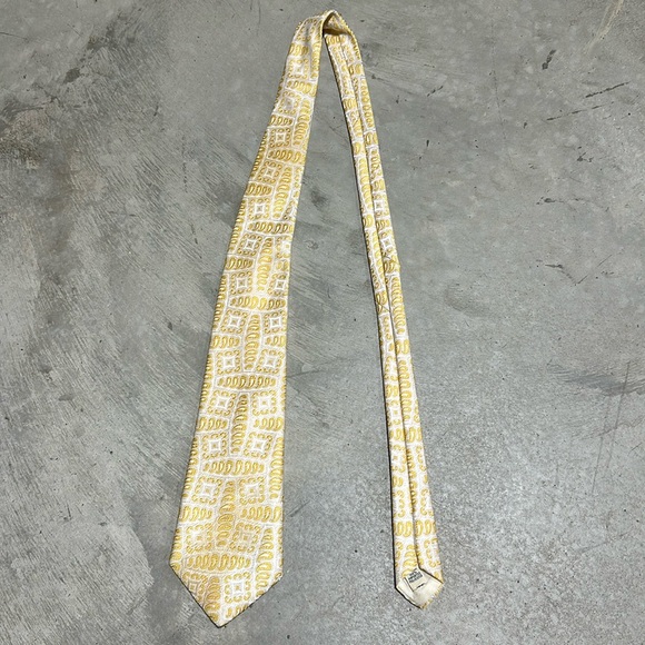 Foreman and Clark brand yellow and white ying yang design / 100% polyester - Picture 1 of 5